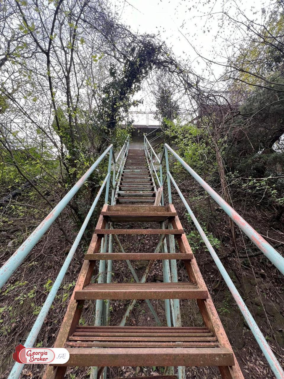 იყიდება ახალი გარემონტებული 9 ოთახიანი სახლი არმაზში